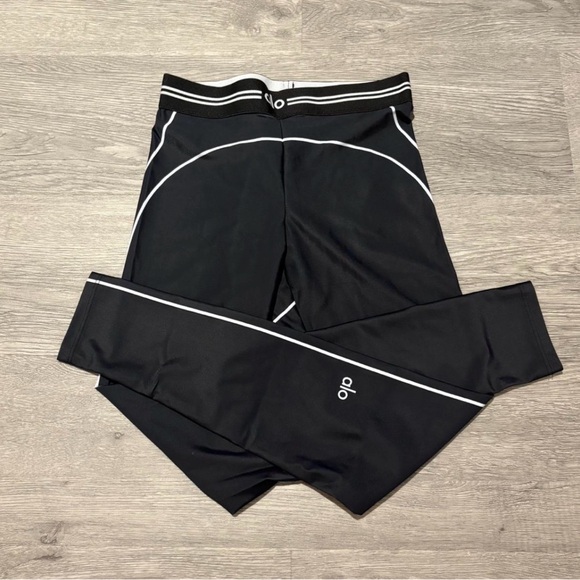 Alo Yoga Black Sports Bra and Leggings Set - Picture 4 of 4